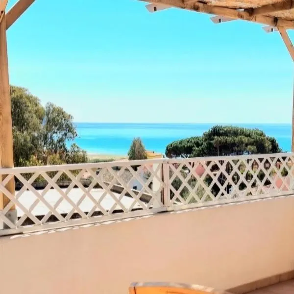 Stylish home with views 4 min walk to the beach!!, hotel v destinaci Solanas
