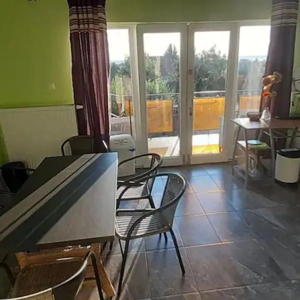 Mitra Vendégház, hotel v destinaci Balatonalmádi