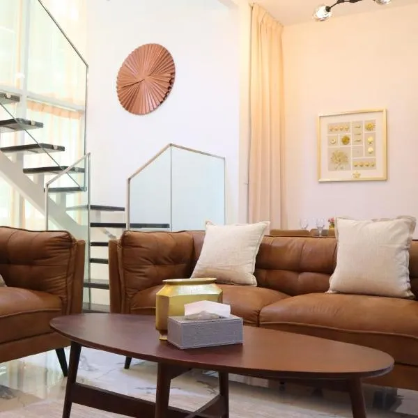 Duplex Elegance Retreat - Stylish 2BR in Masdar City, Close to Masdar Park & City Centre, hotel in Abu Dhabi