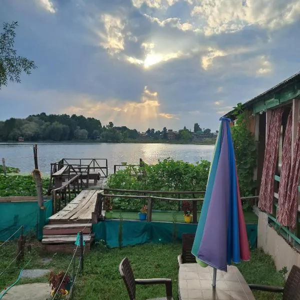 LakeSide Homestay Srinagar, hotel v destinaci Šrínagar