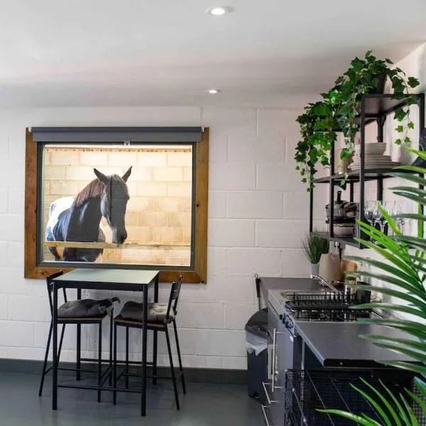 Sleep next to a Horse in a stable by the city !, hotel di Stockleigh Pomeroy