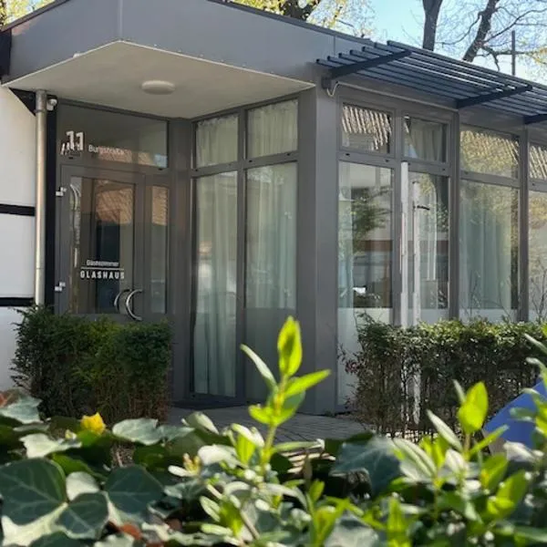 Glashaus mit 3 Gästezimmer, Hotel in Mettingen