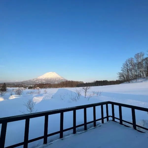 Straddie House Niseko, hotel in Kaributo
