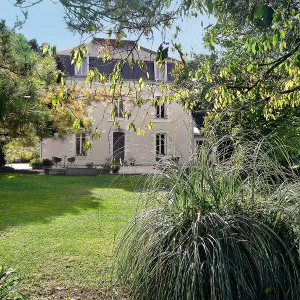 Demeures ressourçantes - Le Vallon, hotel in Saint-Martin-de-Saint-Maixent