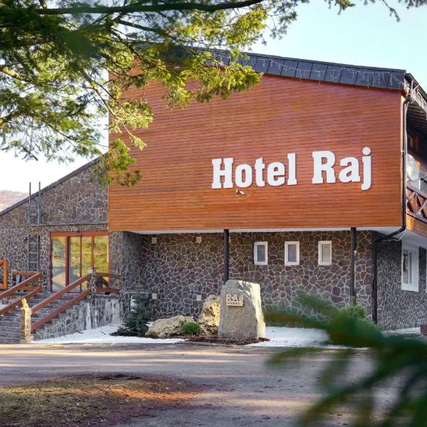 Hotel Raj, hotel em Dedinky