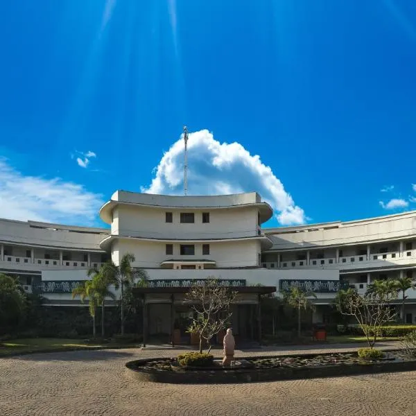 Gulmohar Greens Golf & Country Club, Hotel in Sānand