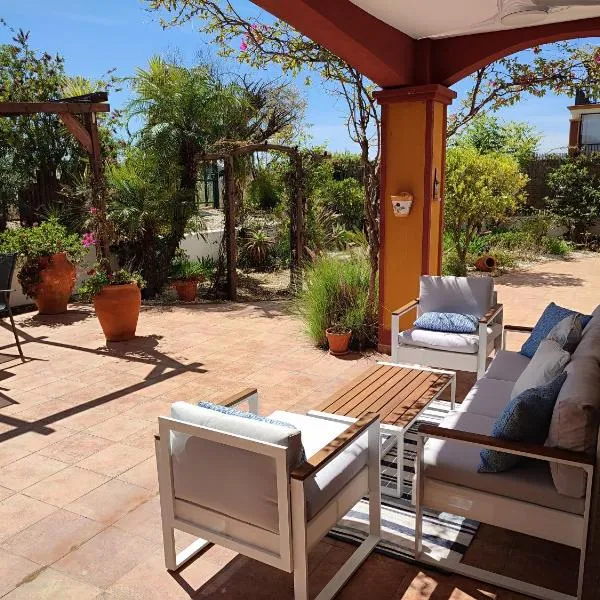 Costa Esuri Ayamonte Las Encinas Luxury 3-bedroom apartment - huge garden, ξενοδοχείο σε Ayamonte