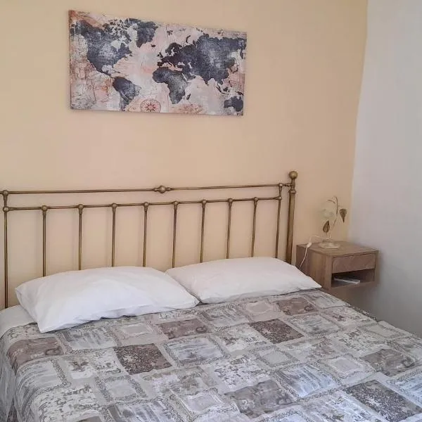 Casa Marina 50 mt dal mare, hotel v destinaci Imperia