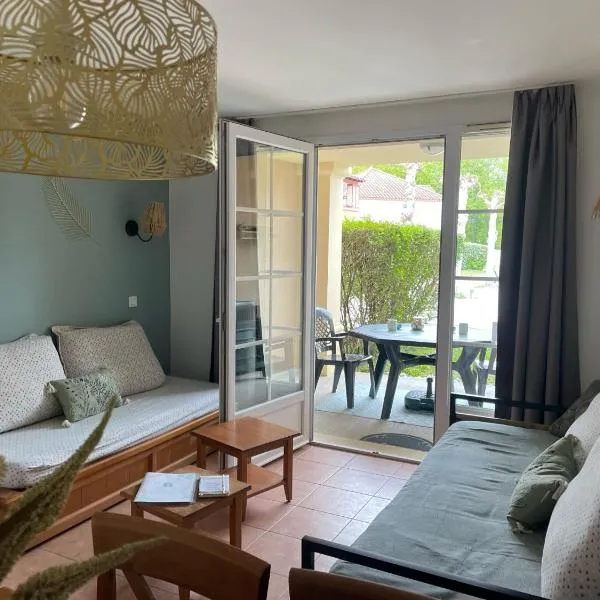 Charmant T2 PISCINE chambre lit double dans résidence du Lac, hotel in Monflanquin