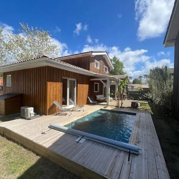 Villa avec piscine proche du lac, hotel v destinaci La Teste-de-Buch