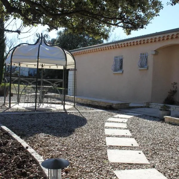 Chambre d'hôtes Des couleurs et des Mots: Villeneuve-de-Berg şehrinde bir otel