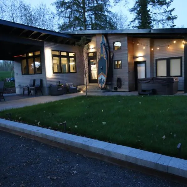 Luxe Lake Cabin Hot tub Grill Firepit EV charger, hotel di Onalaska