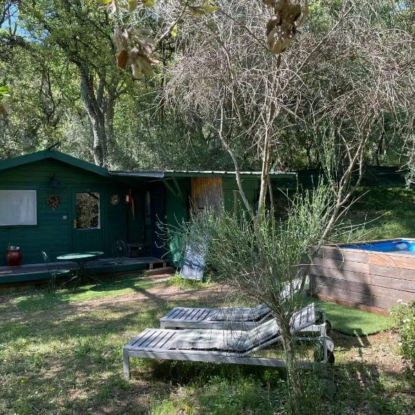 Chalet avec piscine privée dans la forêt – hotel w mieście Bagnols-en-Forêt