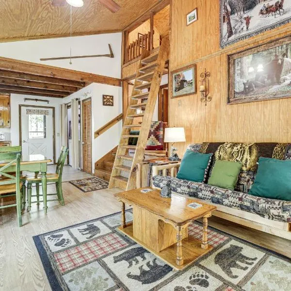 Unwind By Fire! Creekside Whittier Cabin with Deck, hotel v destinaci Whittier