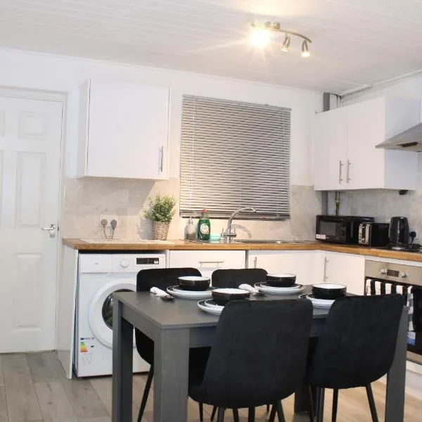 F2S SERVICED APARTMENTS 2Bedroom Terrace house with Free Wifi Netflix Suitable for Contractors walking distance to Train station, ξενοδοχείο στο Ντέρμπι
