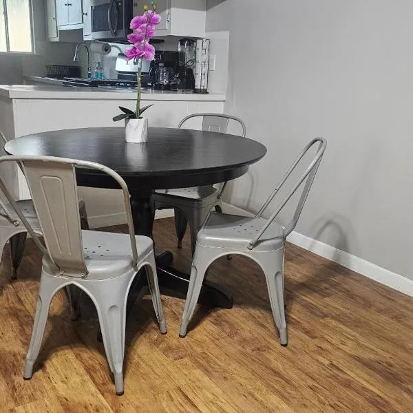 Serene 2br Hideaway Near Downtown & Airport, hotel v destinaci Austin