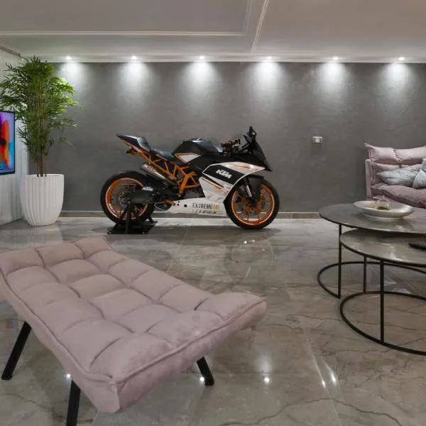ROMSUITES - SuperBike and Jacuzzi center of city, Bahai Gardens, hotel in Haifa