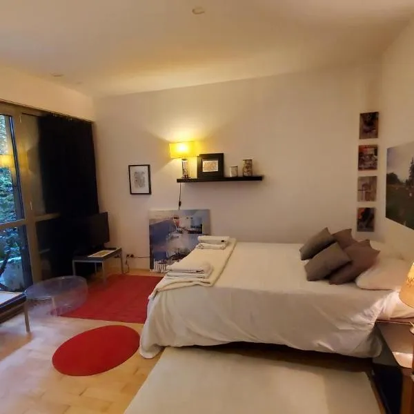 Une chambre à Paris 20eme avec un petit jardin