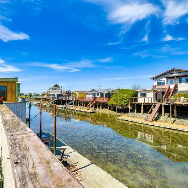 Peaceful Eureka Beach Cottage with 30-Foot Dock, hotel in Eureka