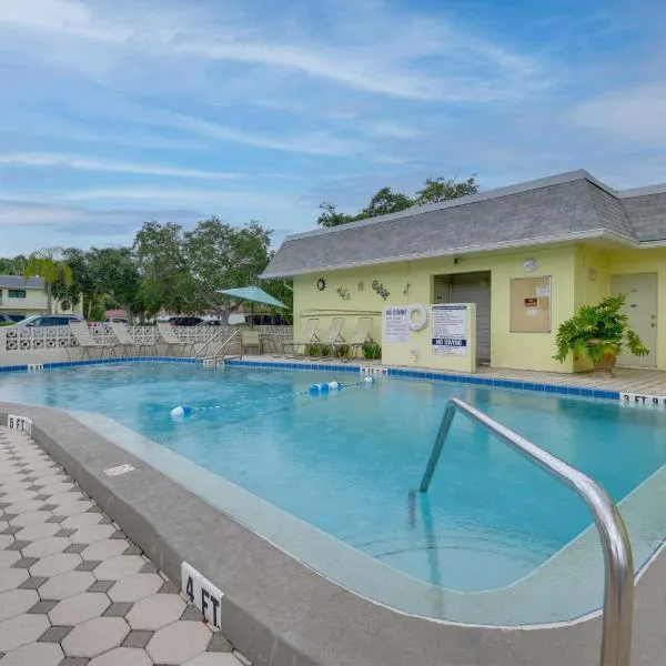 Siesta Key Condo with Heated Pool Less Than 1 Mi to Beach, hotel en Sarasota