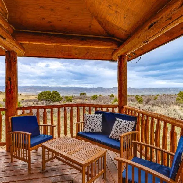 Spacious Rifle Cabin w/ Deck + Mountain Views!, hotel en Rifle