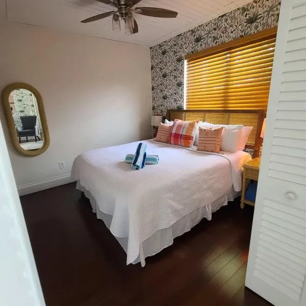 Duval Street Suite w parking and heated pool, hotel in Key West