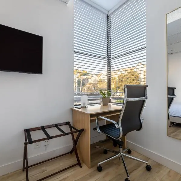 Beautiful Cozy corner view room with private parking close to Caltech convention Center, hotel en Pasadena