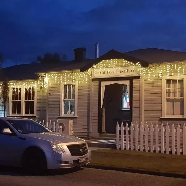 5-Star OLD POST OFFICE HOLIDAY HOME - 5-7-Bedroom Art Deco Elegance，Owhango的飯店