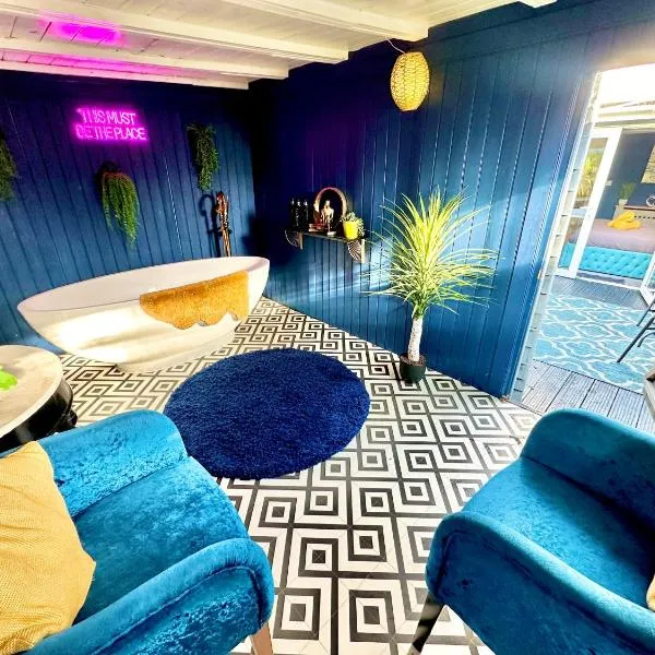 A Hidden Gem With Private Hot Tub and Garden - Netflix - Fast Wifi - Free Parking, hotel in Bournemouth