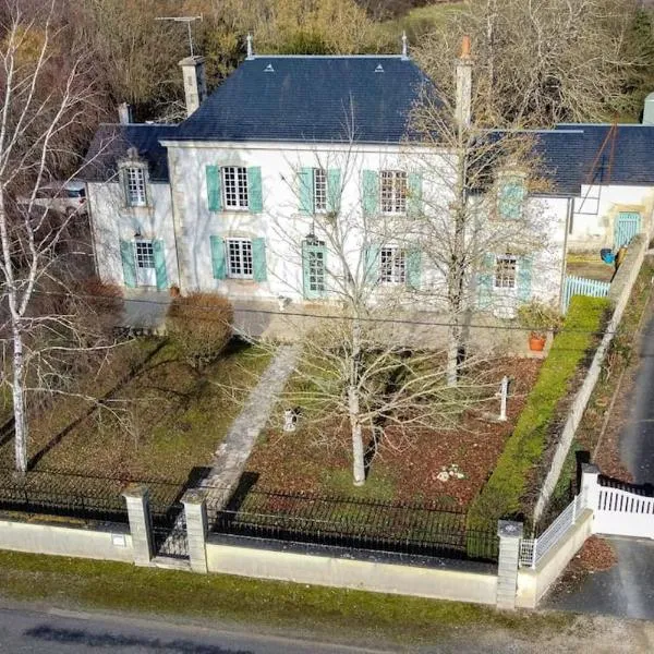 La Charmille - Grande maison bourgeoise, 35 Kms du Futuroscope, hotel v destinaci La Puye