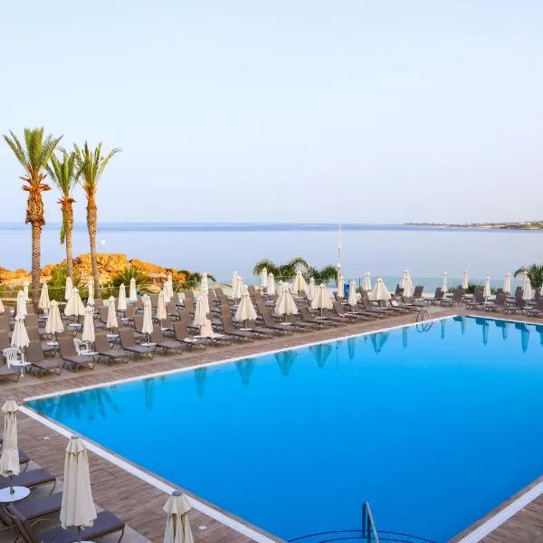 Queens Bay Hotel, hotel in Paphos City