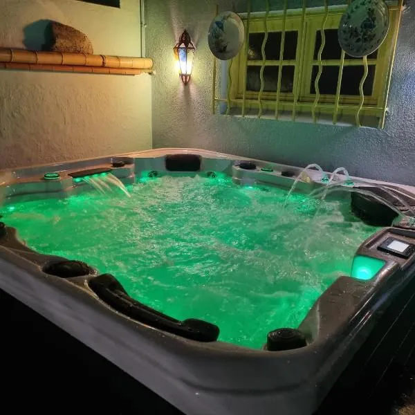 Appartement avec piscine et jacuzzi à 50mètres de la plage et 5min de l'allée des Pins, hotel in Argelès-sur-Mer