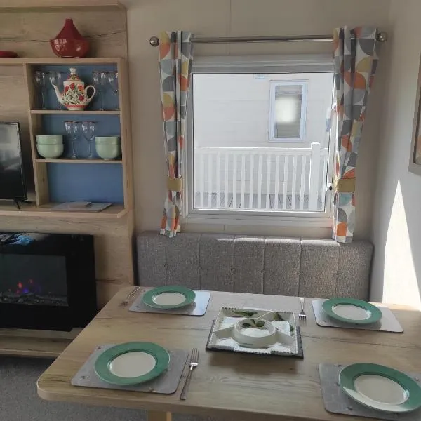 Torbay Holiday Home at The Waterside Holiday Park - With Deck and Sea View, hotel v destinaci Torquay