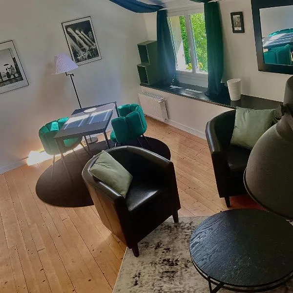 Charmant gîte avec extérieur et piscine partagée, hotel em Mespaul