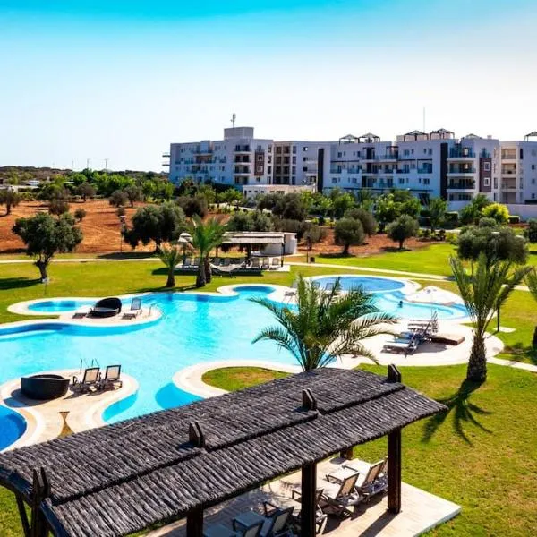 Thalassa Beach Resort 2 Bedroom Penthouse with a Hot Tub, hotel a Vokolidha