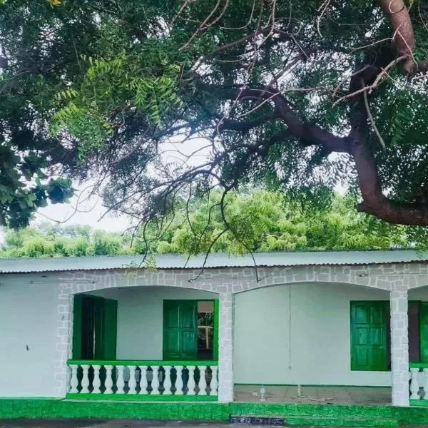 Maison les pieds dans l'eau (Ramena), khách sạn ở Andjamen