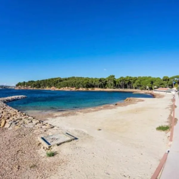 Grand studio au bord de mer – hotel w mieście Saint-Mandrier-sur-Mer