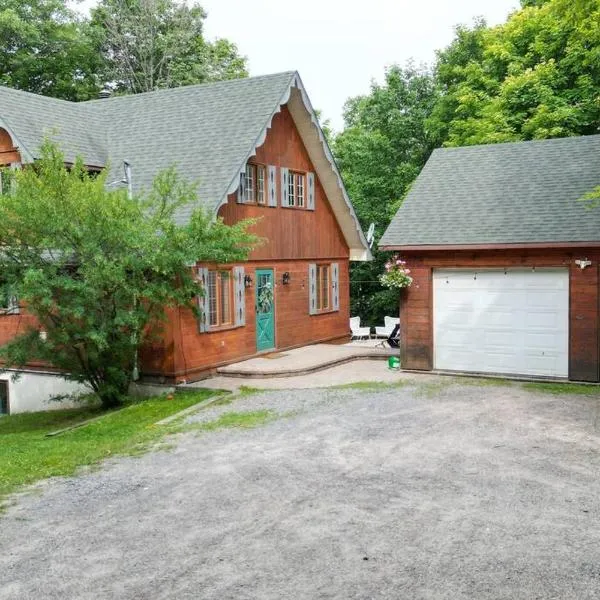 Chalet Mont Cascades w/ Spa & Fibre Optic Internet, hotel in Cantley