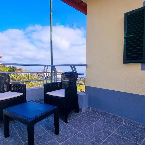 Cozy Santana House Near Pico Ruivo, Perfect Base for Levadas & Hiking Trails, hotel in Santana