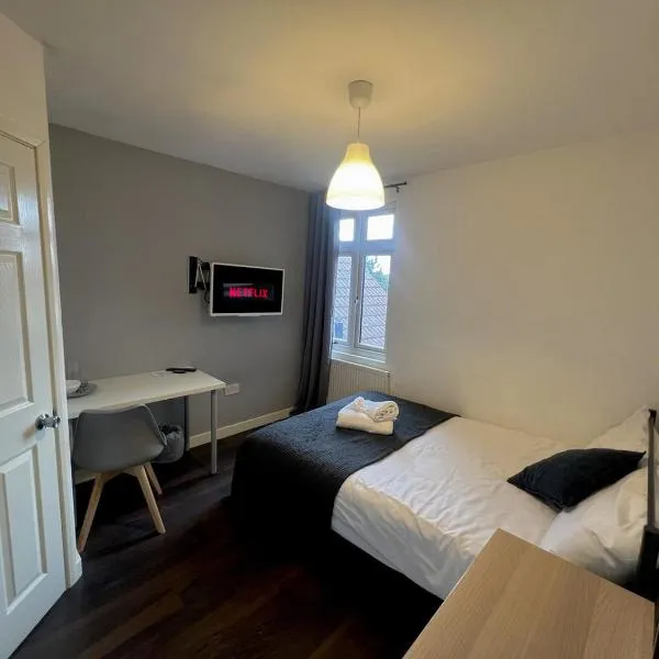 Deluxe Ensuite Double Room with Ensuite, hotel in Parkside