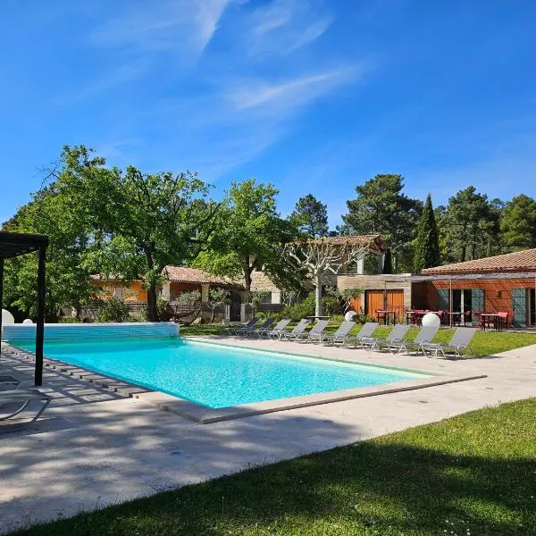Les Sables d'Ocre & SPA – hotel w mieście Roussillon