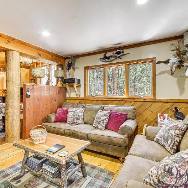 Rustic Searsport Cabin Loft and Sunroom on 10 Acres, hotel v destinaci Searsport