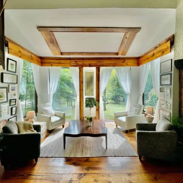 Nature Retreat w/ Sunroom Gazebo, hotel v destinaci Cantley