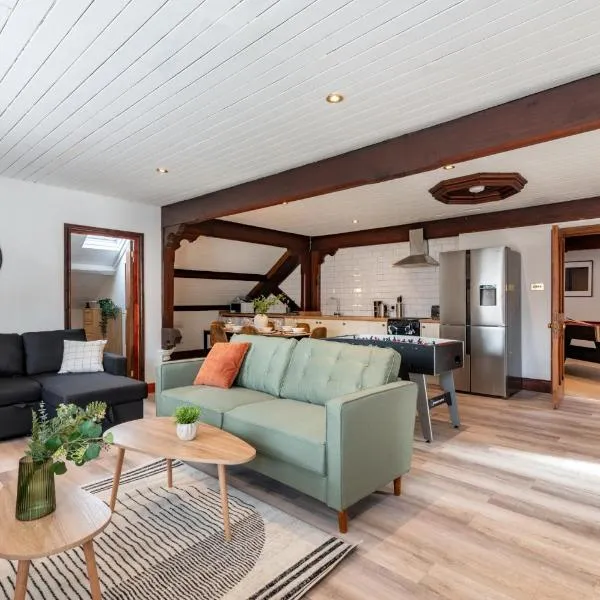 Madison House - Converted Church 5 Bed Pontypool, готель у місті Понтіпул