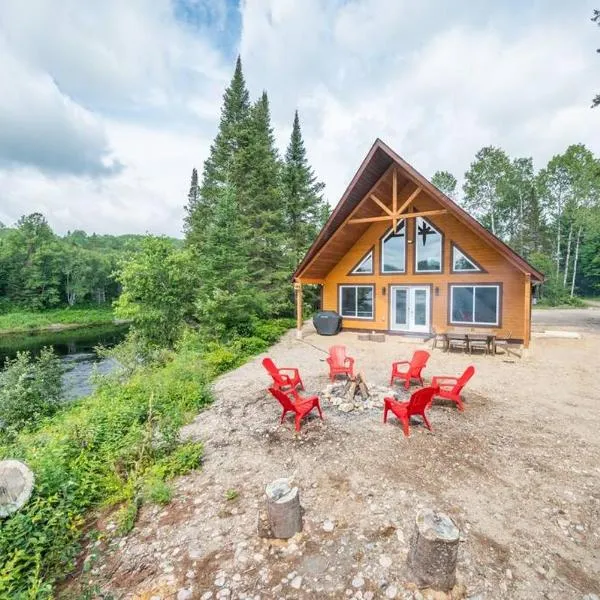 Riverside Retreat: Maazah Cottage, hotel in Fort Coulonge