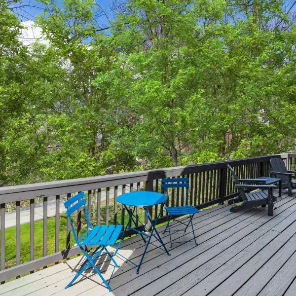Hot Tub, Wraparound Deck, & WiFi at Chalet Cabin, hotel Inwoodban
