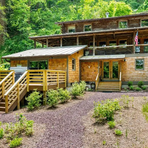 Riverside Log Cabin w Hot Tub Fire Pit Huge Deck, hotel in Rileyville