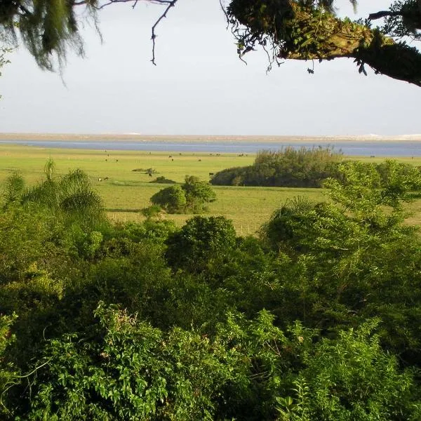 Aldeia Santuario das Aves, hotel in Tavares