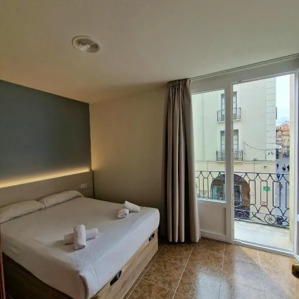 Hostal Rugaca, hotel in Huesca