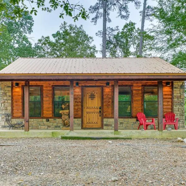 Broken Bow Cabin Hot Tub, Fire Pit and 7 Mi to Lake โรงแรมในโบรคเคนโบว์